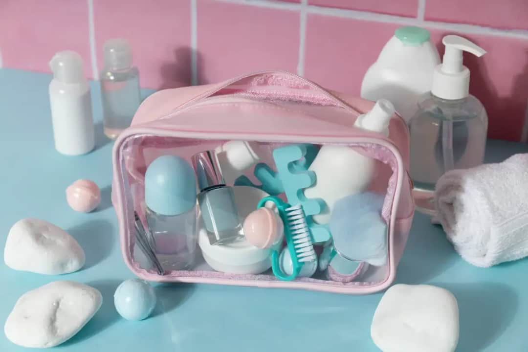 Jak zapakować kosmetyki do samolotu, aby uniknąć problemów na lotnisku