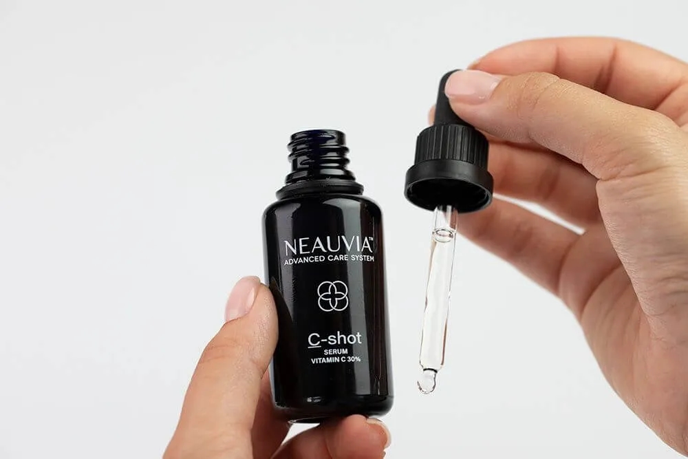 Czy serum z witaminą C można stosować pod oczy? Sprawdź bezpieczeństwo