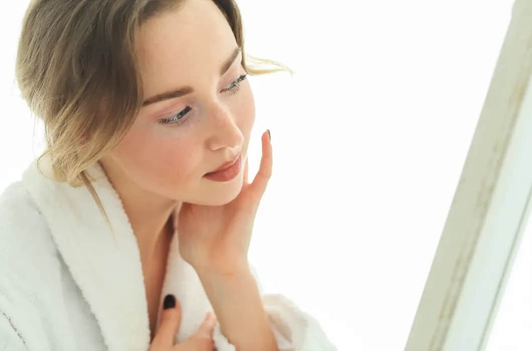 Jakie kosmetyki wybrać przy trądziku różowatym, by uniknąć podrażnień?