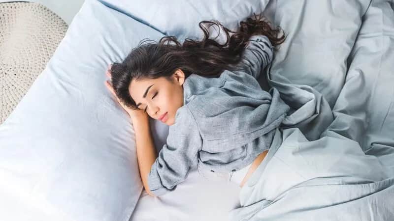 Najlepsze fryzury do spania, które zapobiegną uszkodzeniom włosów